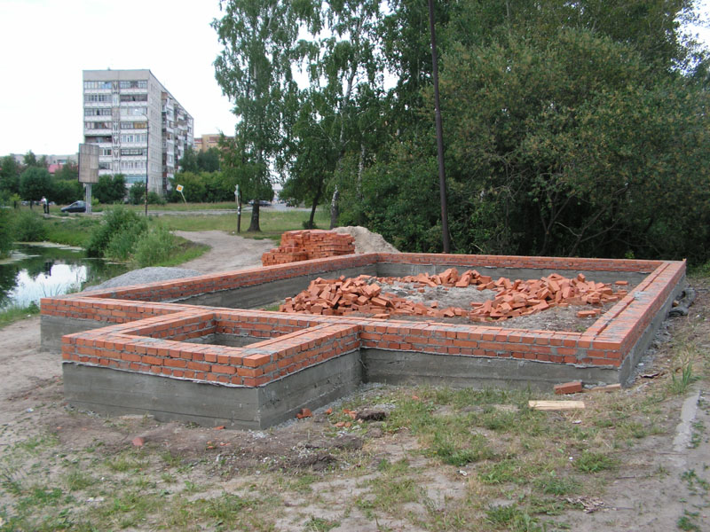 Цоколь из красного фундаментного кирпича